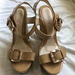 New! Sparkling platform sandal. Size :6